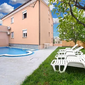 Apartment Edin 1359, Peroj