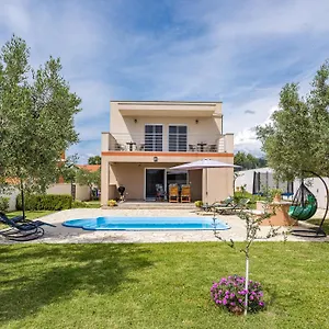 Villa Sunny Olive, Peroj